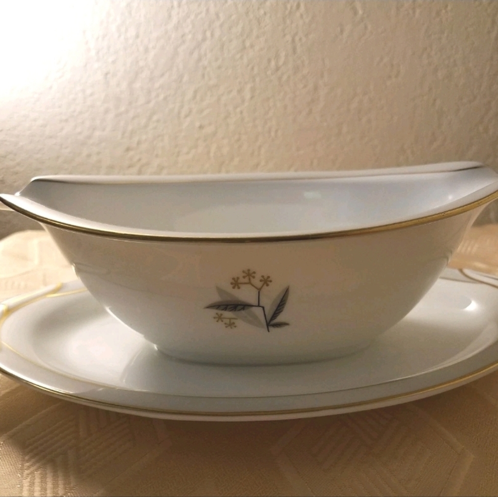 Noritake Fine China Devon 5532 Gravy boat -Gold Accent Attached
